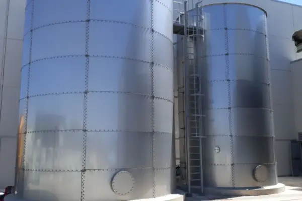 Depósitos industriales para regulación y almacenamiento de agua en una planta de tratamiento de aguas industriales de Prosimed