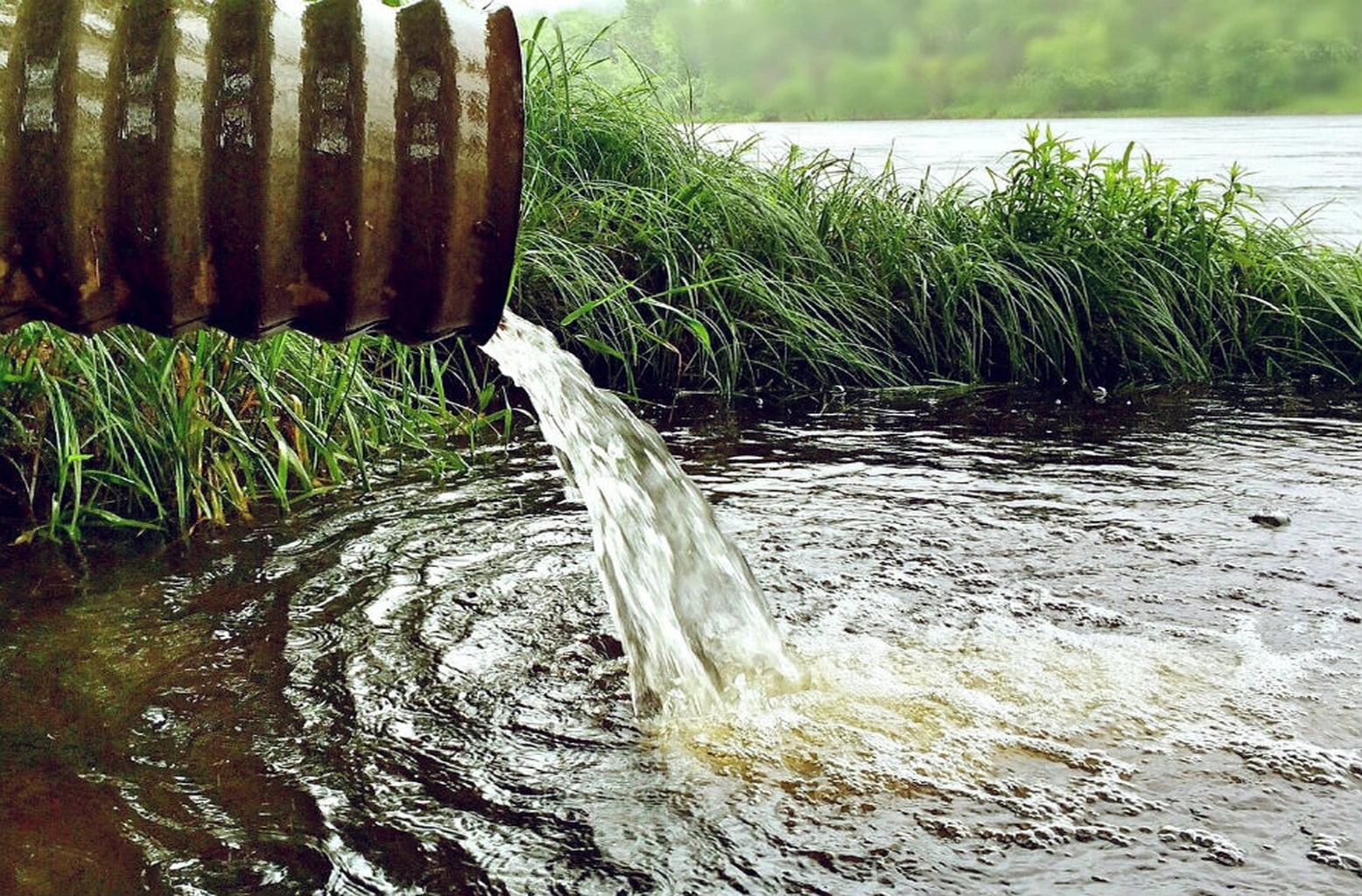 Tubería de vertido a masa de agua superficial